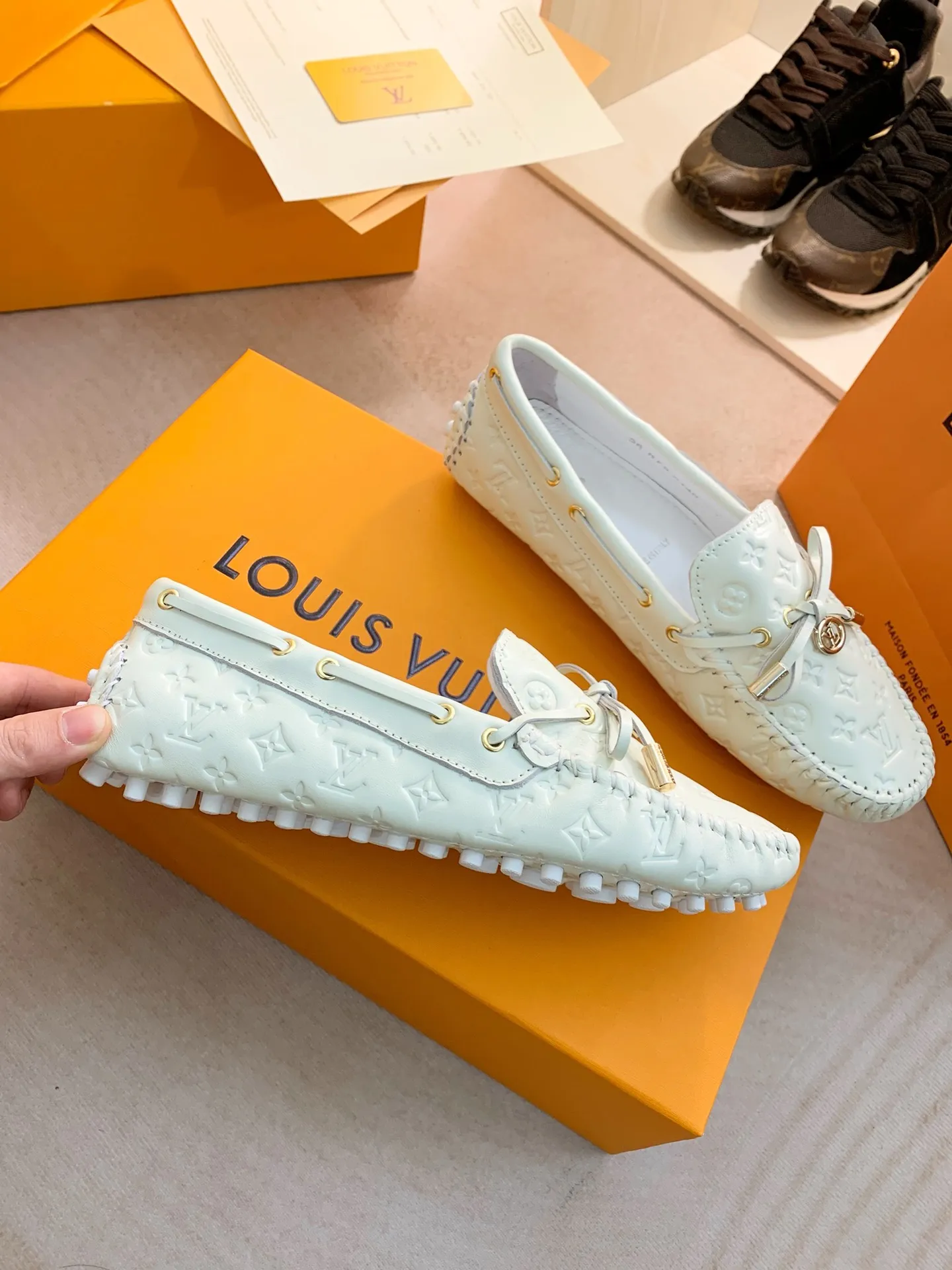 p460💰Couple model❤️🇫🇷 𝙇𝙤𝙪𝙞𝙨 𝙑𝙪𝙞𝙩𝙩𝙤𝙣 🇫🇷Louis Vuitton 2023 Classic𝓛𝓿 𝓣𝓻𝓪𝓲𝓷𝓮𝓻 Sports Series ➪➪➪¯ [Arizona Doudou Shoes Series] ▪️▪️▪️Arizona slip-on shoes are made of Monogram Eclipse canvas. Its hand-painted and dyed edges and hand-sewn uppers fully demonstrate Louis Vuitton's traditional shoemaking craftsmanship. This slip-on shoe is very lightweight. The integrated tongue and upper make it particularly comfortable and flexible. The soft outsole is equipped with rubber padding. Decorated with matching sash. Detailed features: ☑️Monogram Eclipse canvas ☑️Black Eclipse pattern ☑️Hand-painted shoe edges ☑️Hand-sewn uppers (each pair takes time to process) ☑️Integrated tongue and upper construction ☑️Outsole equipped with rubber lining ☑️size: 35_46